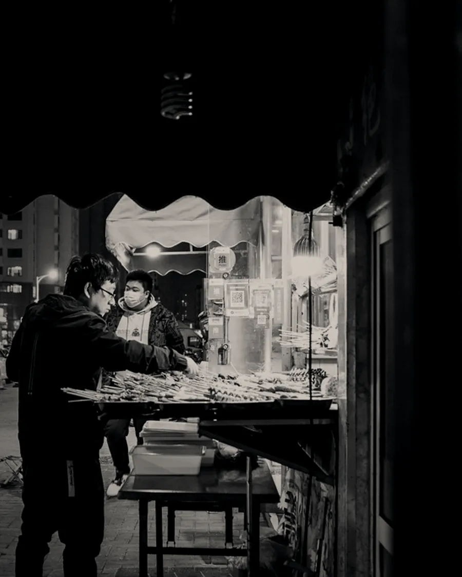 Un puesto de comida de calle de noche, como el carrito con el que empezó La Cuadra