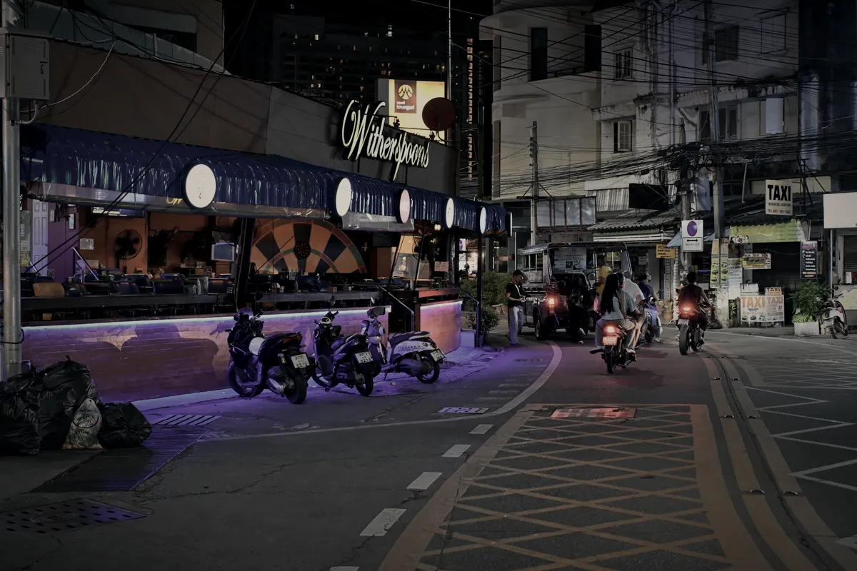 La esquina de La Cuadra de noche, con las luces encendidas sobre la calle